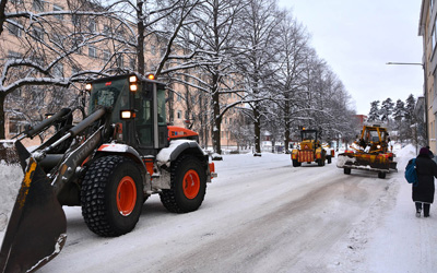 Auraustraktori ja auroja kunnossapitotyössä kadulla